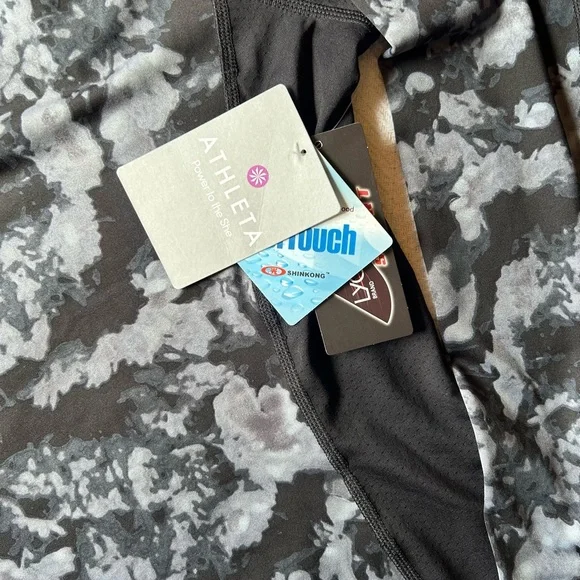 Athleta Runaway Top Black Long Sleeve Lycra Large NWT Workout Running Gym - Picture 4 of 7